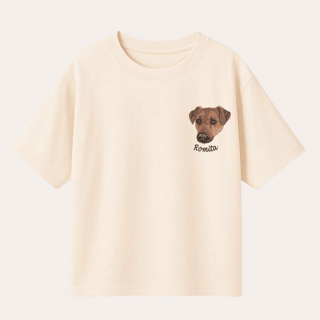 Remera 100% algodón bordada con la carita de una mascota + su nombre