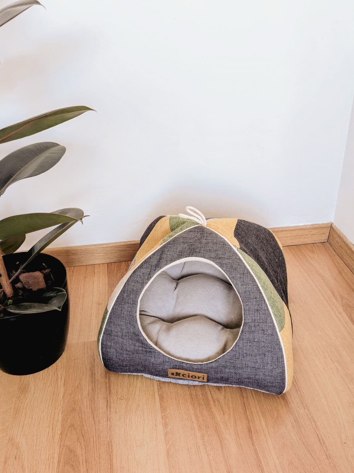 Una Cueva Nova, el refugio perfecto para gatos o mascotas pequeñas. Incluye un cojín reversible un lado de tela de corderito para el invierno y el otro en panama de algodón